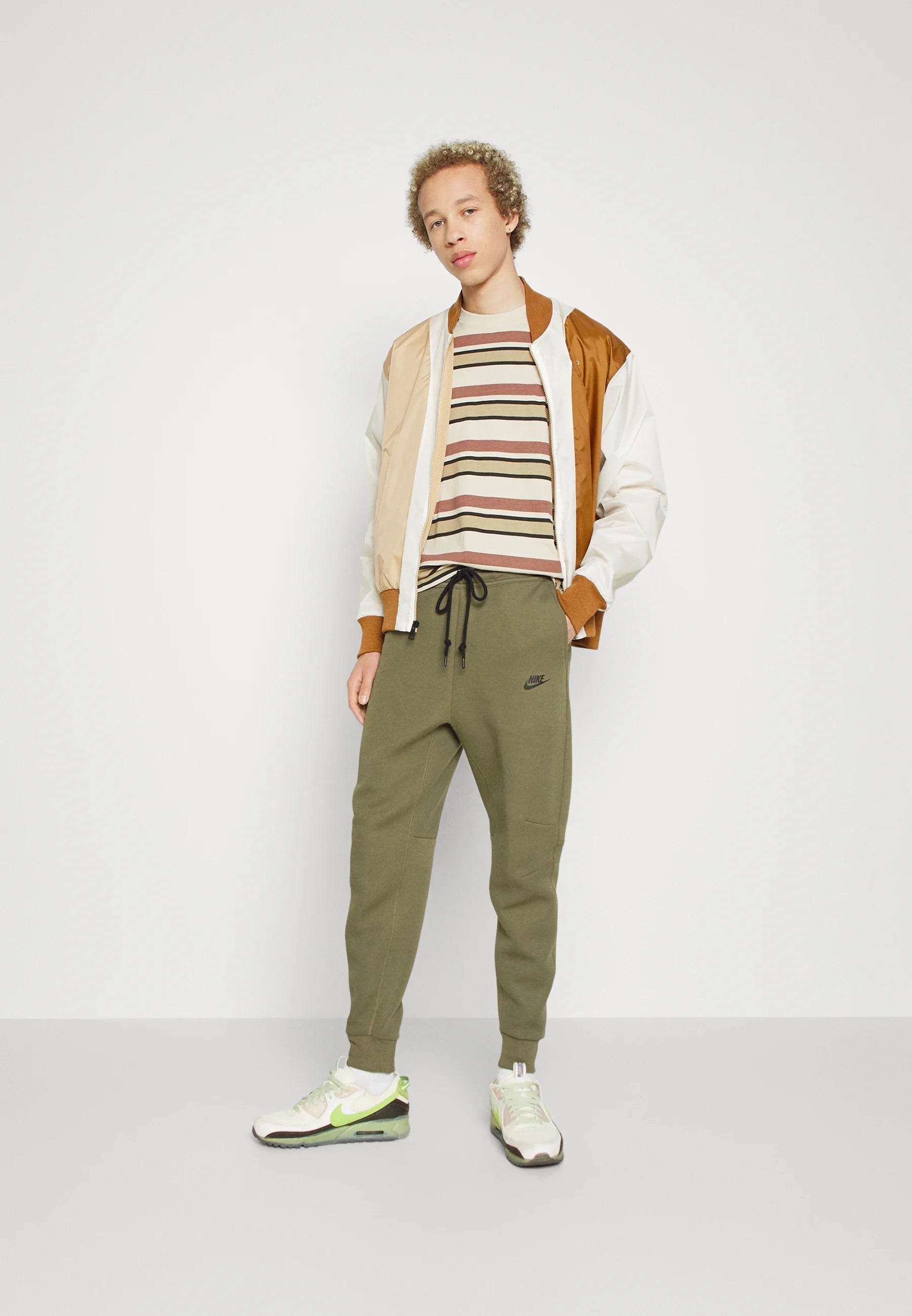 Calça Nike Tech Fleece Windrunner