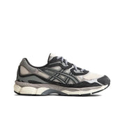 tênis cinza casual, tênis urbano masculino, tênis confortável para caminhada, tênis casual moderno, tênis neutro masculino, tênis cinza e preto, tênis casual versátil, tênis para o dia a dia, tênis com amortecimento, tênis estilo streetwear