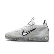 tênis branco masculino, tênis branco feminino, tênis para caminhada, tênis esportivo leve, tênis casual branco, tênis moderno, tênis urbano, tênis confortável, tênis respirável, tênis com solado transparente